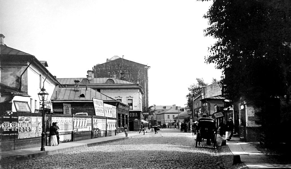 К началу 20 столетия на Малой Бронной начали появляться высокие каменные строения