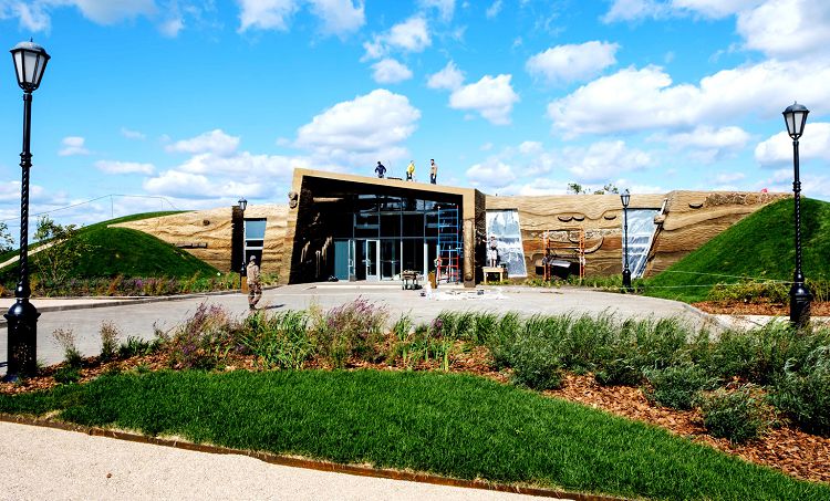 Экспозиции археологического музея находятся внутри холма с археологическими артефактами