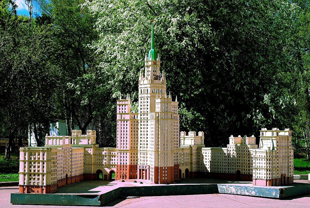 Чтобы увидеть экспозицию "Высотки Москвы" надо зайти за здание РГСУ