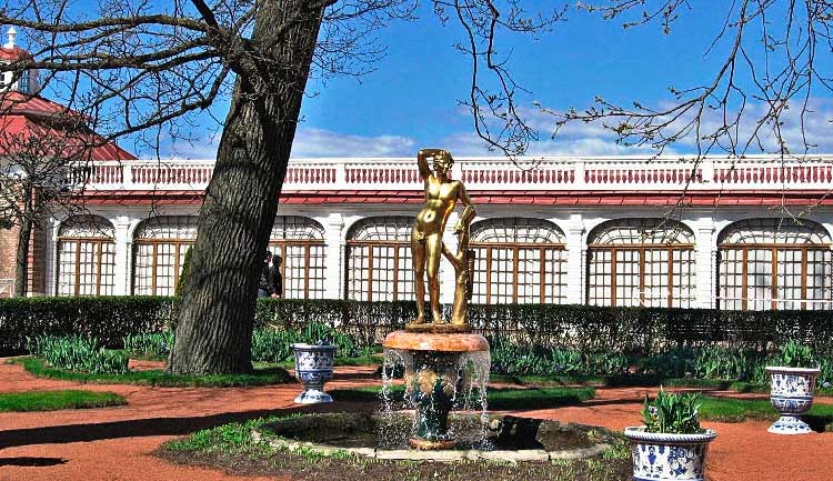 Екатерининский корпус Монплезира в Петергофе