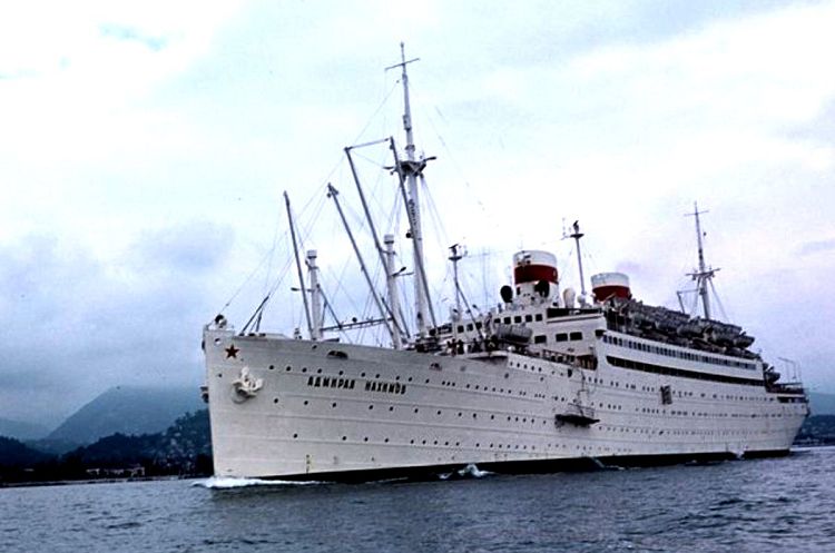 В отличие от "Титаника" у теплохода "Адмирал Нахимов" была долгая жизнь