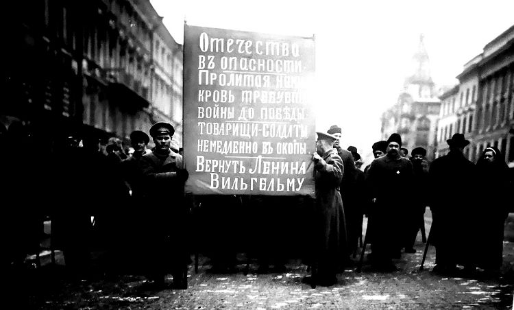 Весной 1917 года помощь немцев для возвращения Ленина в Россию вызвала протест