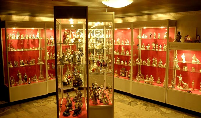 Многочисленные экспонаты "Музея фарфора"