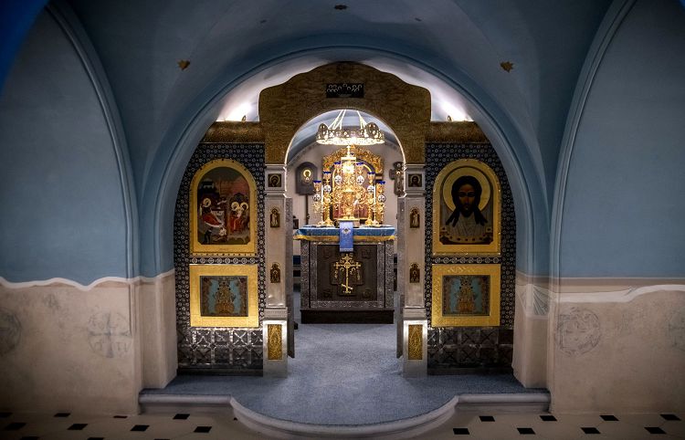 Был возвращен к жизни и иконостас Пещерного храма