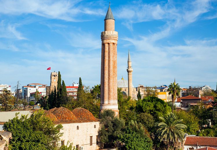 Здание минарета Йивли можно увидеть, находясь в любом месте города.