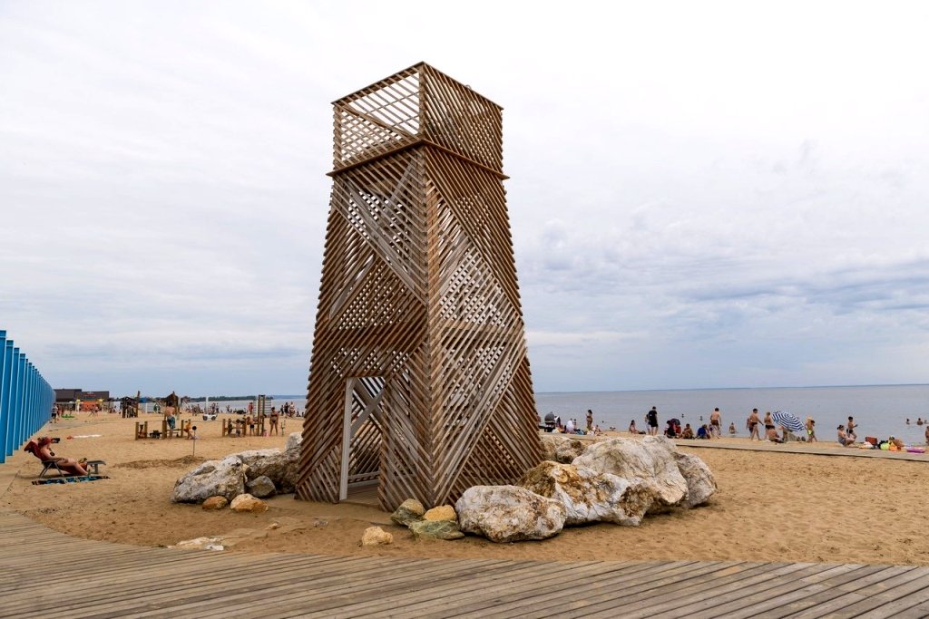 Забраться на Смотровую башню - одно из популярных пляжных развлечений