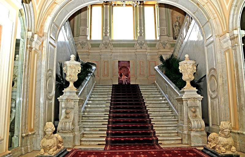 Нарядная Парадная лестница украсила дворец в 30-е годы 19 века