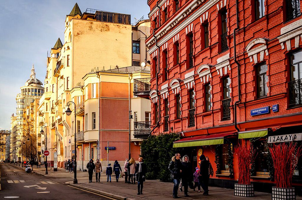 Возле 1. Малая Бронная Москва. Бронная улица Москва. Малая Бронная Патрики. Малая Бронная 28.