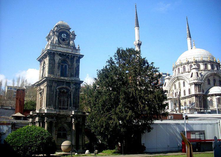 Часовая башня Нусретие находится между одноименной мечетью и территорией Галатапорта