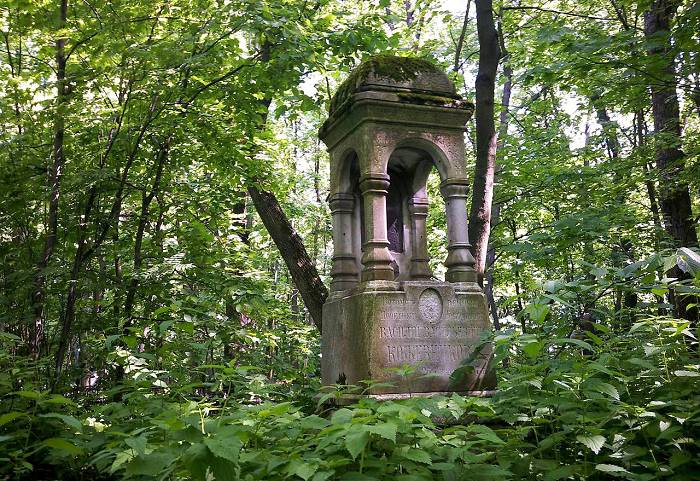 Архитектура старинных надгробий - это определенное искусство