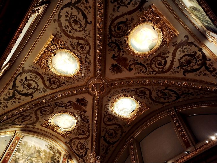 Несмотря на полумрак музейных залов, детали интерьеров хорошо различимы