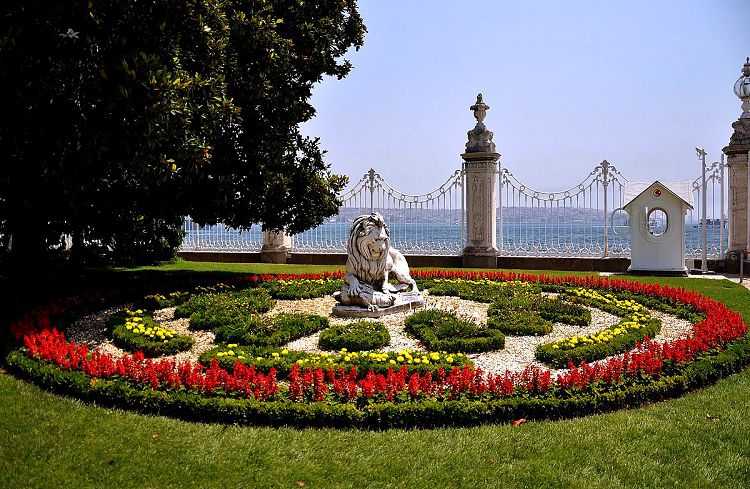 Перед тем, как войти в дворцовые залы, туристы делают фотосессию в парке