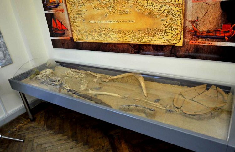 Останки хромого вождя со всеми атрибутами его захоронения привлекают всех посетителей