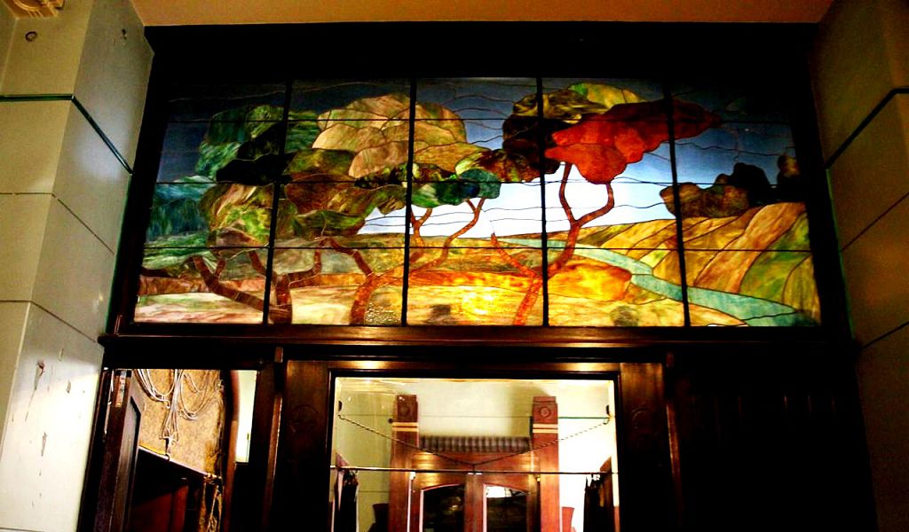 Освещение Холла создавалось преломлением света через витражную картину