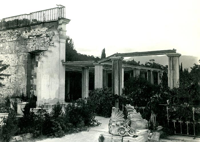 Руины императорского дворца стояли в таком виде до 30-х годов 20 века