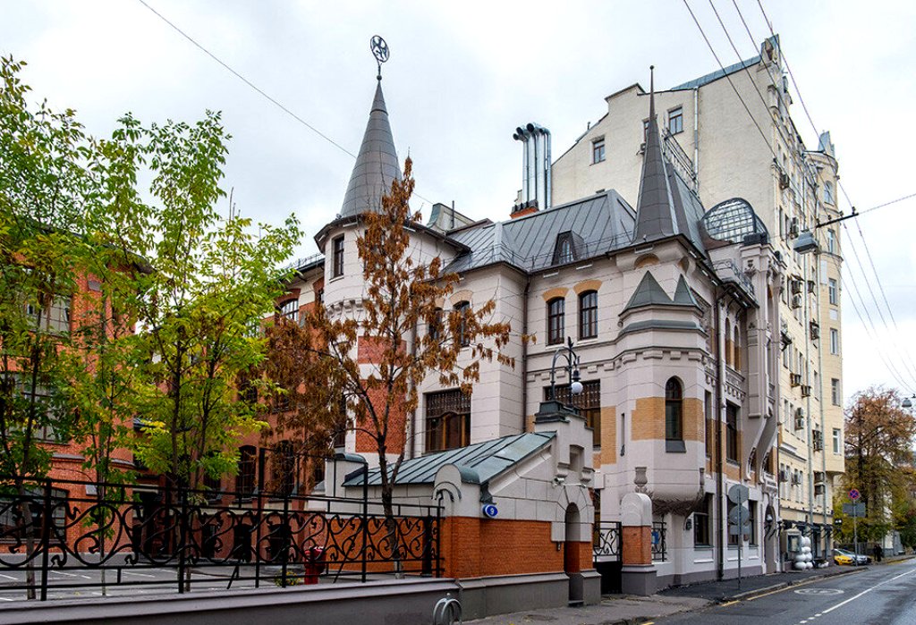 Побывать в Трехпрудном переулке только ради того, чтобы увидеть этот шедевр Шехтеля