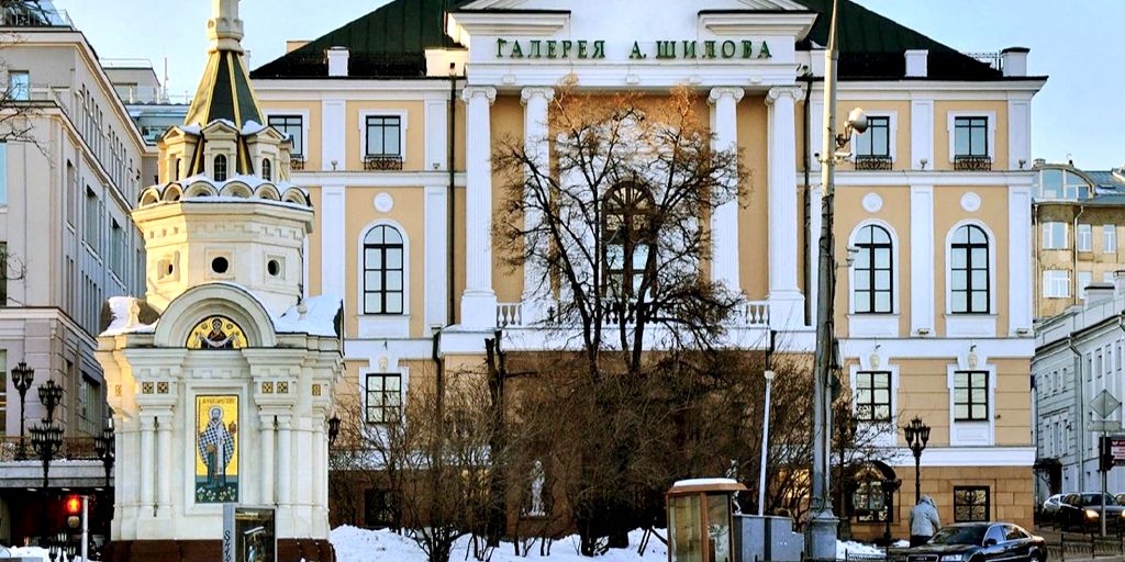 При желании и наличии времени можно заглянуть в художественную Галерею Шилова