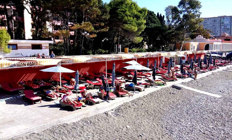 Южное взморье - это один из немногочисленных платных пляжей побережья