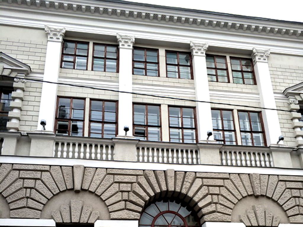 Сегодня и проездная арка и открытая галерея являются закрытыми объемами