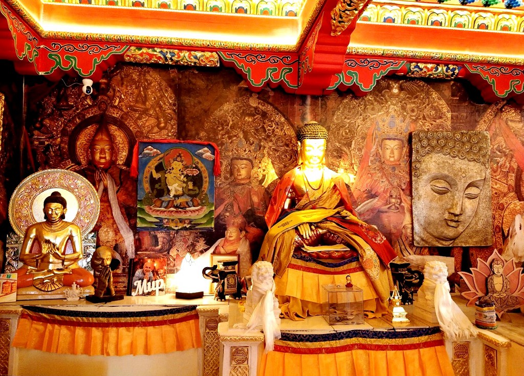 В Буддийском зале посетители ощущают себя перемещенными в Индию или Китай