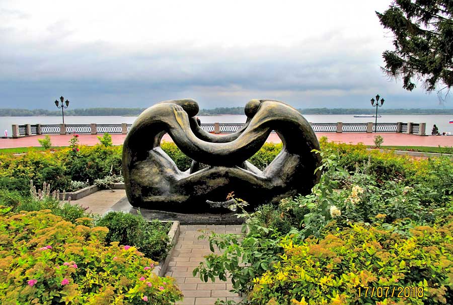 Памятник "Колыбель человечества" на самарской Набережной