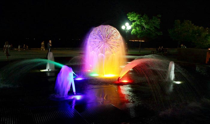 Световой фонтан на Набережной - одно из вечерних развлечений