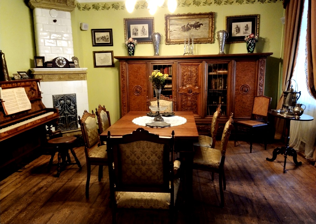 Главной комнатой семьи Гроссманов был зал с камином и дорогой мебелью