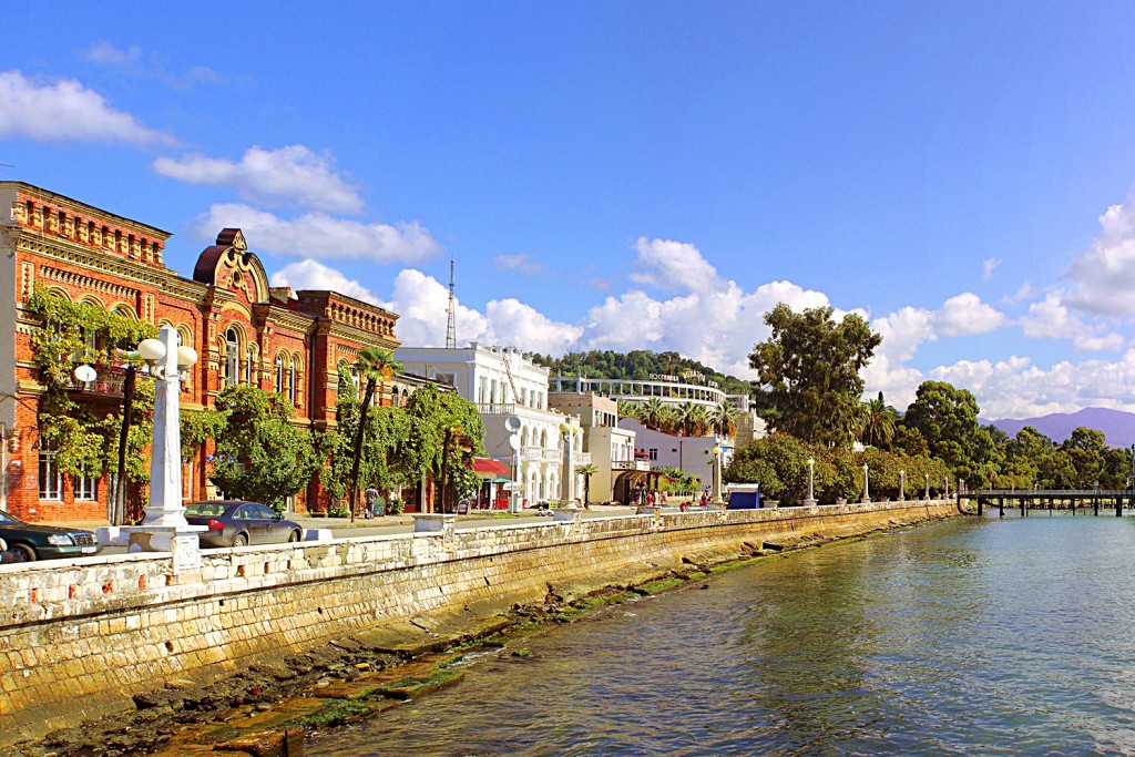 Красивая набережная Махаджиров