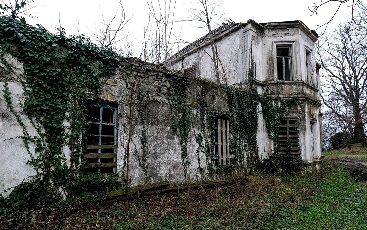 Частично Дача А.Бескровного была сооружена из камней древней Никопсии