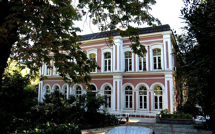 В бывших Залах Султана Мадре сегодня функционирует университетский ректорат