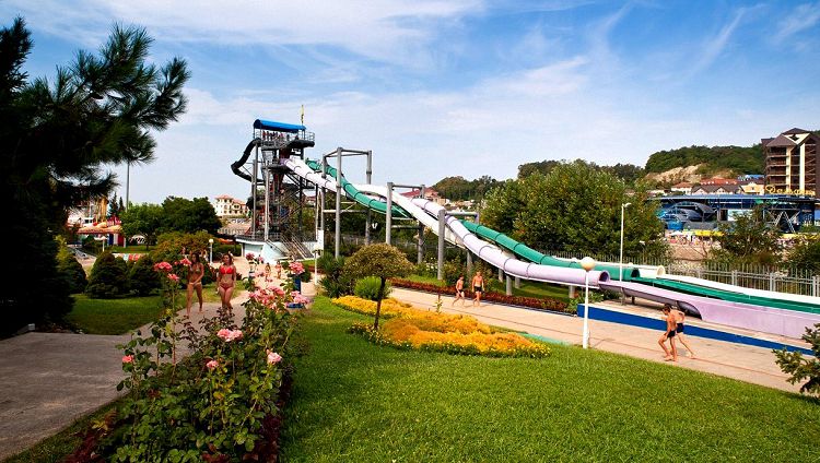 Территория аквапарка "Дельфин" очень ухоженная и комфортная 