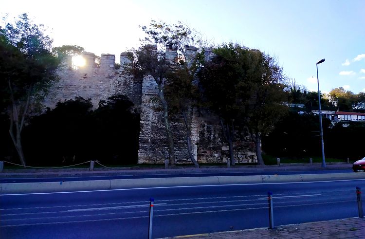 По улице Кеннеди мимо бывших ворот Константинополя можно дойти до Мраморного моря