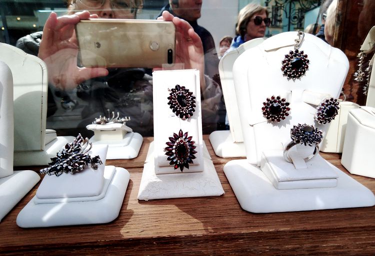 Многие изделия из граната являются авторской работой