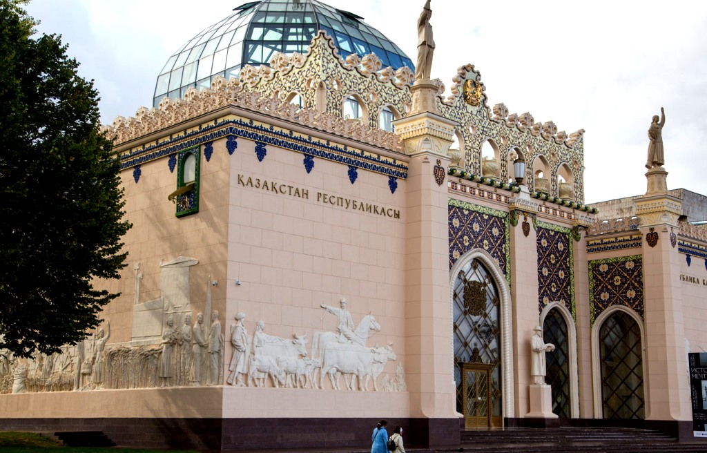 Колорит архитектурного стиля 11 павильона выдержан в казахских традициях