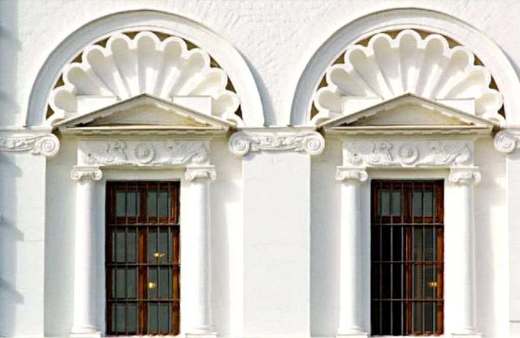 Декоративное оформление оконных проемов сочеталось с декором Архангельского собора