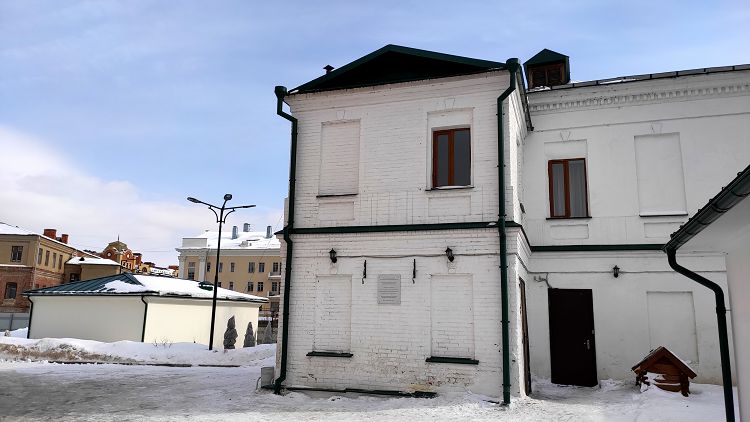 В этом старинном здании было бы интересно остановиться на ночь