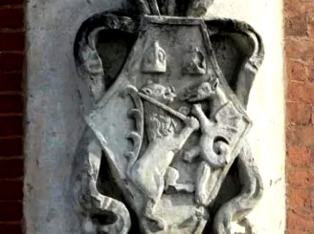 Казанский герб на Боровицких воротах напоминает о взятии Казани в 1552 году