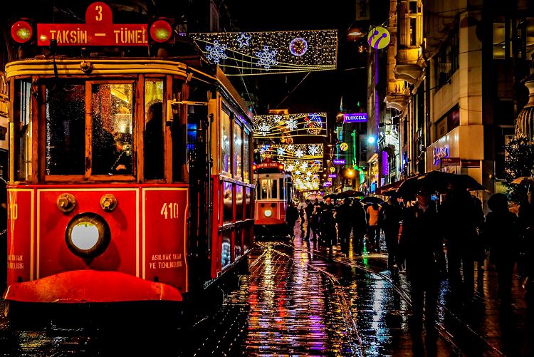 А от Станции Тюнель до Площади Таксим по улице Истиклял можно проехать на трамвае