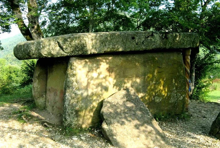 Вид древнего сооружения сбоку