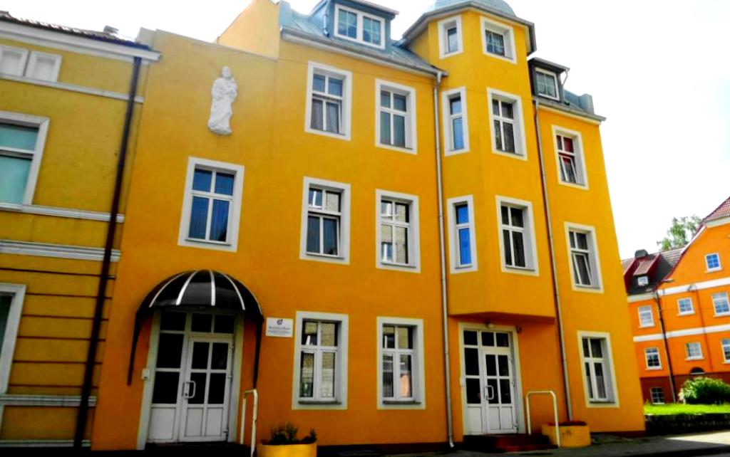 Основной архитектурный декор Костела находится на центральном фасаде