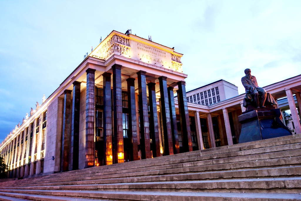 Монолит здания Библиотеки им.Ленина - одна из примечательных достопримечательностей Волхонки