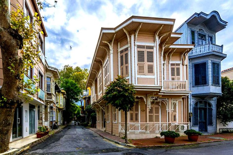 А уж какие интересные архитектурные объекты можно встретить на островах!