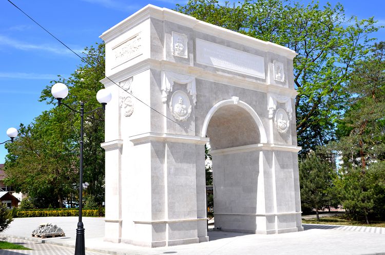 Триумфальная арка - дань памяти воинам, сражавшимся за неприступную крепость Анапу