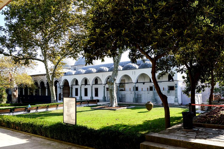 Помещения Школы пажей различного предназначения размещены по периметру Третьего двора