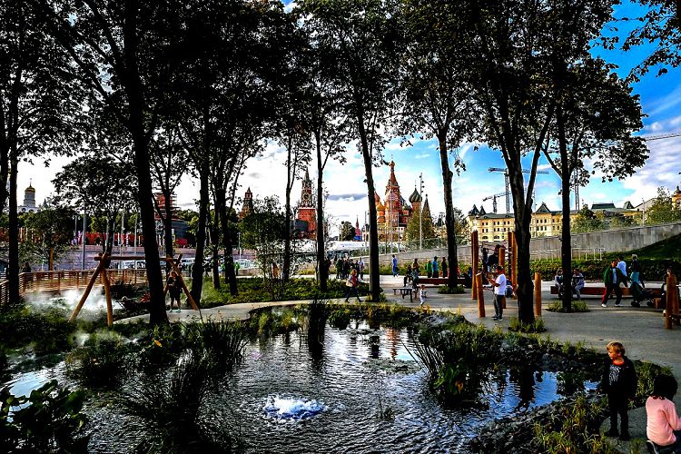 Территория Парка "Зарядье" сегодня один из популярных туристических объектов 