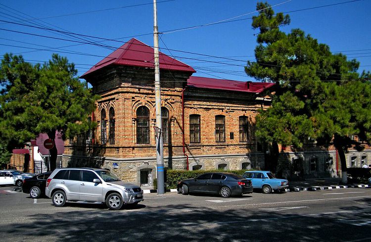 В начале 20 века в Доме купца С.Обрадовича размещался Азово-Донской банк