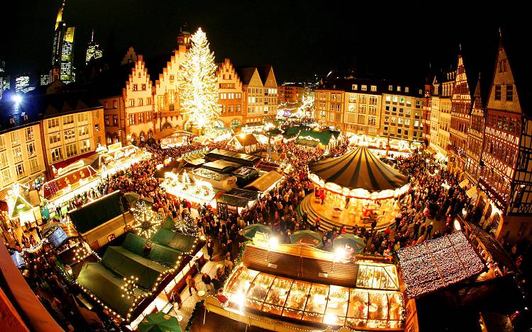 В Рождество Староместская площадь полна радостного веселья 