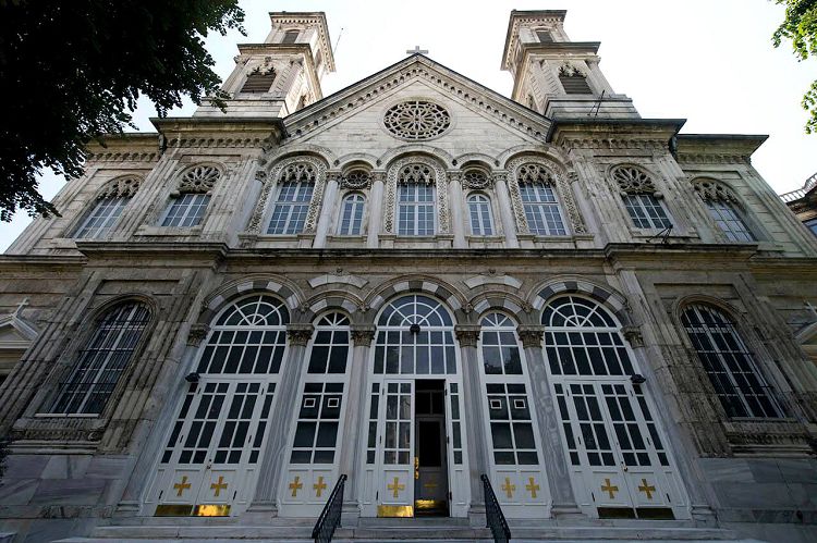 Ажурное оформление фасадной части храма Св.Троицы впечатляет и завораживает