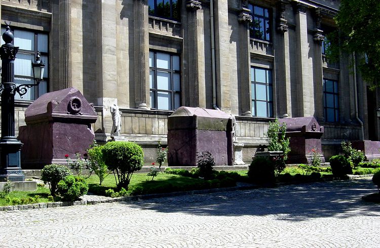 Сохранившиеся саркофаги константинопольских императоров можно увидеть в Археологическом музее