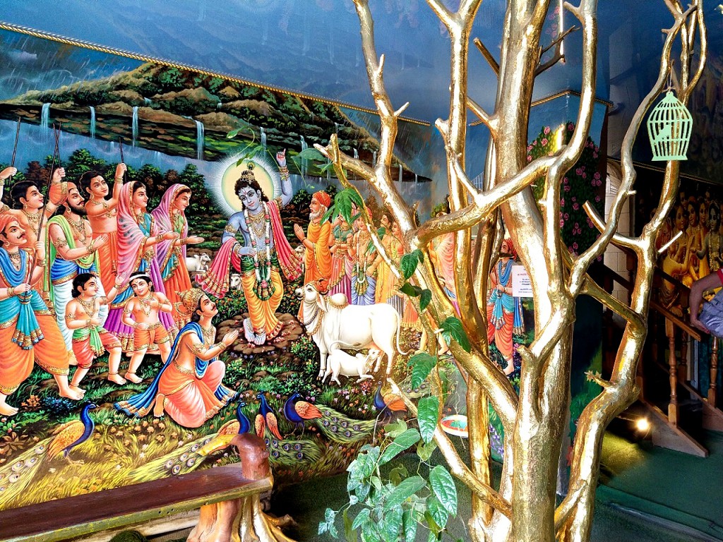 Оформление Зала Кришны выдержано в радостных и позитивных тонах